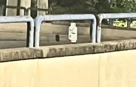 El cilindro que apareció en el puente.
