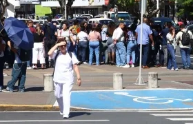 Ciudadanos panameños evacuaron los edificios por el terremoto.