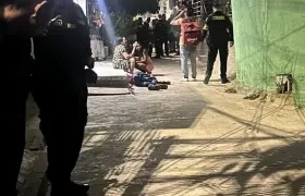 La Policía acordonó el área donde ocurrió el crimen. 