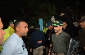 El Presidente De La Espriella ante uno de los capturados.