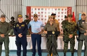 El Presidente Abelardo De La Espriella entregando detalles de la operación.