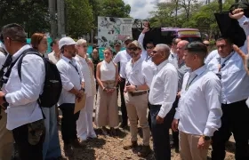 El Presidente Abelardo De La Espriella visitando zona afectada en Buga.