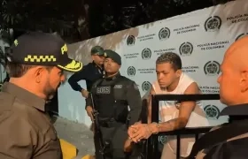 El Presidente De La Espriella ante uno de los capturados.