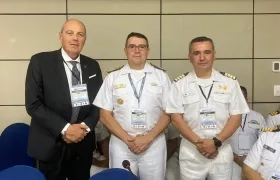 Secretario General de la OHI, contralmirante Luigi Sinapi; director General Marítimo, contralmirante Hermann León, y un representante chileno.
