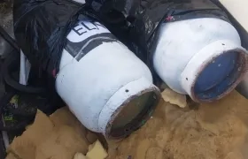 Los dos cilindros hallados en el parqueadero de Nuevo Milenio. 