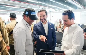 El alcalde Alejandro Char y el Presidente Abelardo De La Espriella en el recorrido por el aeropuerto.