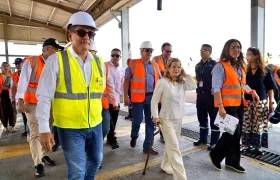 El alcalde de Cartagena, Dumek Turbay, con la ministra de Transporte, Elsa Noguera.