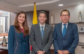 El ministro de Comercio, Mauricio Gómez, reunido con directivos de Mazda.