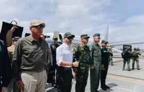 El ministro de Defensa, Jorge Mora; el Presidente De La Espriella y la cúpula militar.