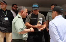 El subdirector de la Policía, MG. Norberto Mujica, y con el alcalde Char.