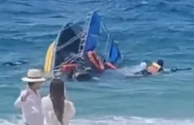 Embarcación volcada en Playa Blanca.