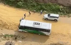 Estudiantes bajándose del bus.