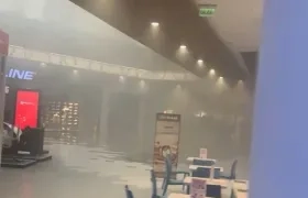 Humo en los pasillos del centro comercial Parque Alegra. 