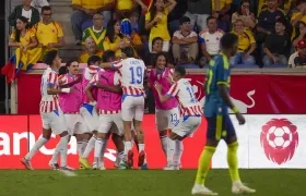 Jugadores de Paraguay celebran el gol de Hugo Benítez