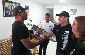 El alcalde Alejandro Char entregando becas a los jóvenes de Barranquilla. 