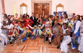 La monarquía del Carnaval, directivos y artistas participaron en la jornada de promoción, en la embajada de Colombia en España. 