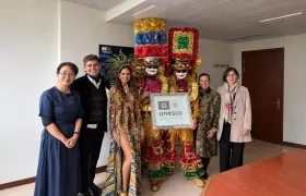 La reina del Carnaval 2027 Salwa Maloof, junto a los miembros de la Unesco, la directora de Carnaval Diana Acosta y hacedores.