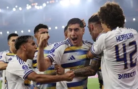 Lautaro Di Lollo (c) de Boca celebra su gol en el partido de vuelta de las semifinales de la Copa Sudamericana.