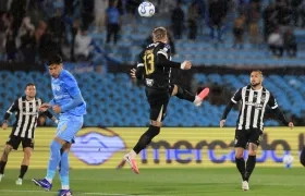 Lyanco (c) de Atlético Mineiro cabecea el balón en la semifinal de la Copa Sudamericana entre Torque y Atlético Mineiro