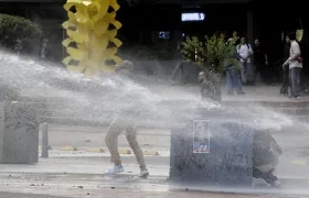 Manifestantes se enfrentan a policías antidisturbios
