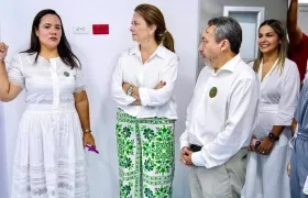 La Ministra de Salud, Ana María Vesga Gaviria (centro).
