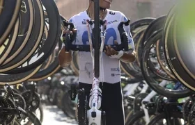 Nairo Quintana caminando entre las bicicletas.