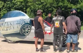 Paiva saliendo de su vehículo y a su alrededor los barristas.