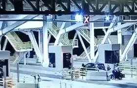 Momento el que dejan abandonado el carro bomba.