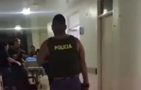 Los policías fueron llevados a centros asistenciales.