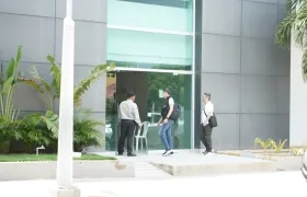 Personal del CTI ingresando a la Alcaldía de Puerto Colombia