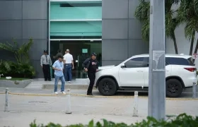 Personal del CTI saliendo de la Alcaldía de Puerto Colombia