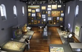 Personas que realizaban un recorrido por el Museo Nacional.