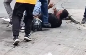 El presunto sicario cuando era golpeado por la comunidad y logró darse a la huida. 