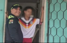 El subintendente Carlos Alberto Munive con el adolescente que rescató de la corriente del arroyo. 