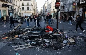 Restos de una hoguera callejera tras los enfrentamientos entre la policía antidisturbios y los manifestantes en París.