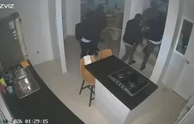 Momento del robo en una vivienda en Salgar. 