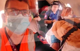 Momento del traslado de Ignacia en la avioneta ambulancia. 