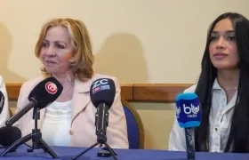 Silvia Gette Ponce con su abogada Bianith Bohórquez. 