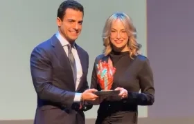 Silvia Tcherassi recibiendo el reconocimiento. 