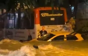 Taxi chocando con la parte trasera de un bus.