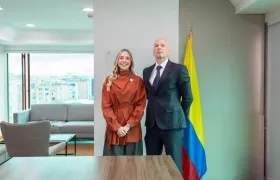 La presidenta de la Banca de Desarrollo Territorial, Findeter, María Paula Tejada Bustos, y  Carlos Eduardo Cabas Rodgers, el nuevo Secretario General de la entidad.