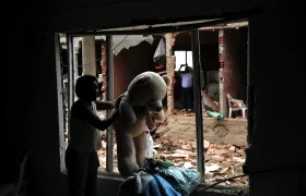 Un atentado con explosivos contra un cuartel de Policía colombiana dejó varias personas heridas y viviendas destruidas.