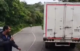 Vehículo con el que chocaron motociclistas en la vía Juan de Acosta - Baranoa