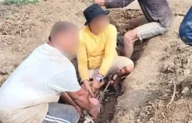 Personas involucradas en el intento de conexión ilegal de agua.
