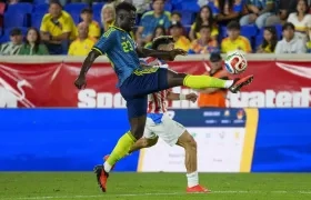 El capitán de Colombia, Dávinson Sánchez, durante el partido contra Paraguay.