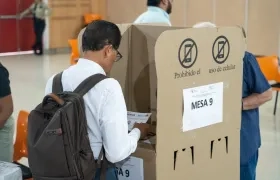 Docentes durante la jornada electoral en Uniatlántico.