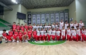 Equipos de Atlántico tras recibir los uniformes de competencia en el Elías Chegwin.
