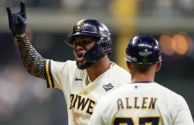 El venezolano Jackson Chourio remolcó la tercera carrera de los Cerveceros con un sencillo en el séptimo inning.