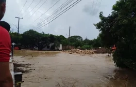Arroyo El Tigre se desbordó con las fuertes lluvias de este lunes 12 de octubre. 