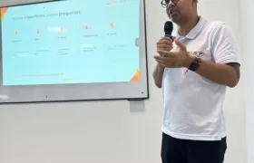 Kevin Daza, CEO de Porte, durante un bootcamp de Inteligencia Artificial para una empresa en Cali. 